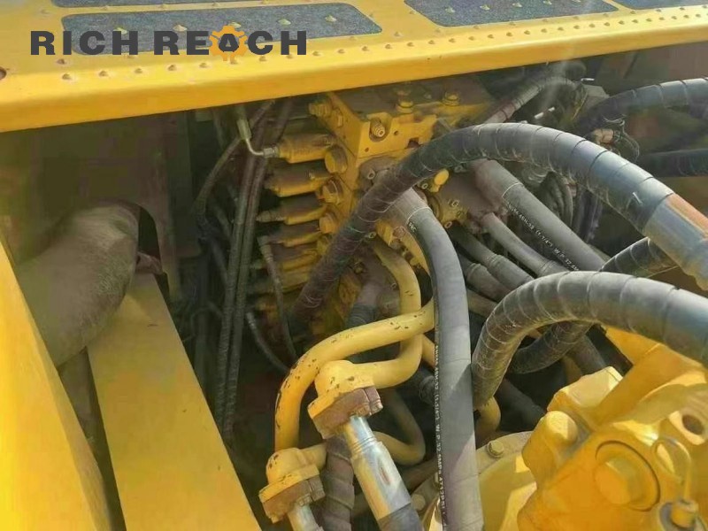Heavy-duty undercarriage of a 2017 Komatsu PC400-8 excavator, 2,300 hours, $45,833